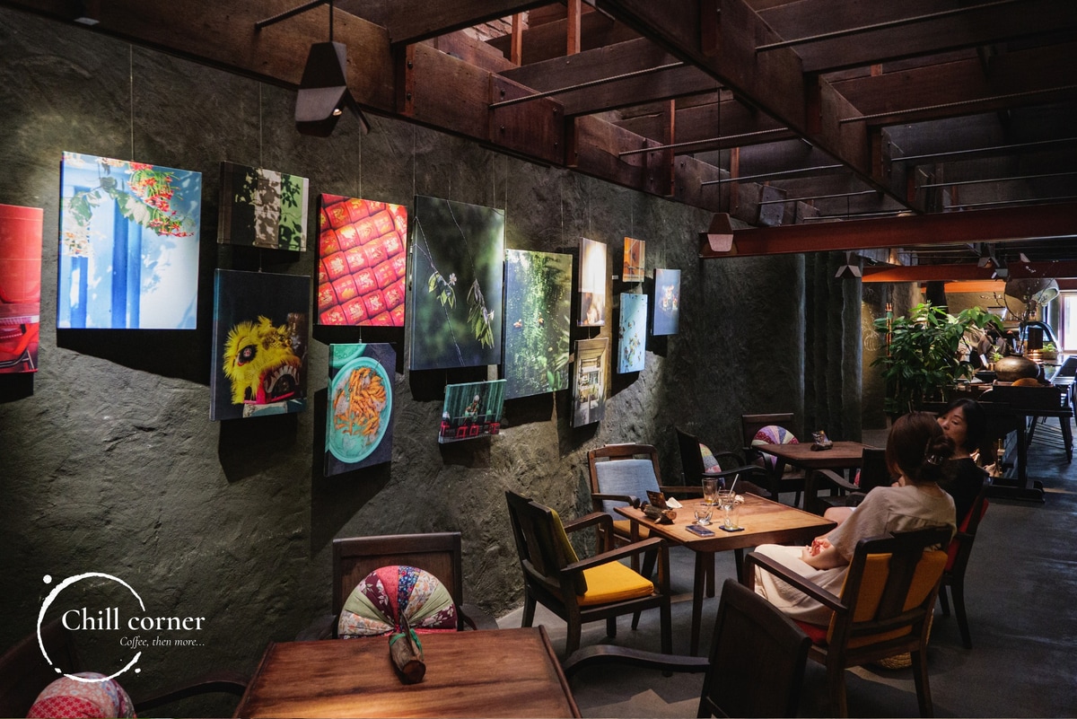 Chill Corner là quán cafe nhỏ nằm trong khu dân cư, nổi bật với tone màu trắng – nâu, không gian mở, nhiều cây xanh )